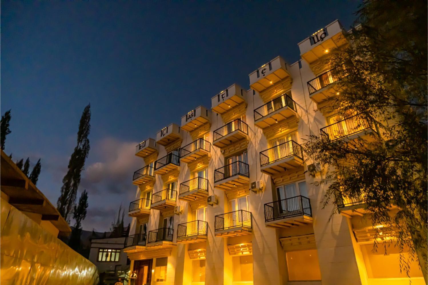 Hotel El Castello Лех Екстериор снимка