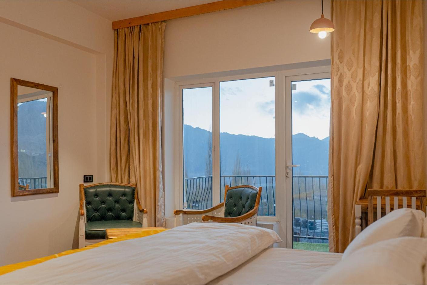 Hotel El Castello Лех Екстериор снимка