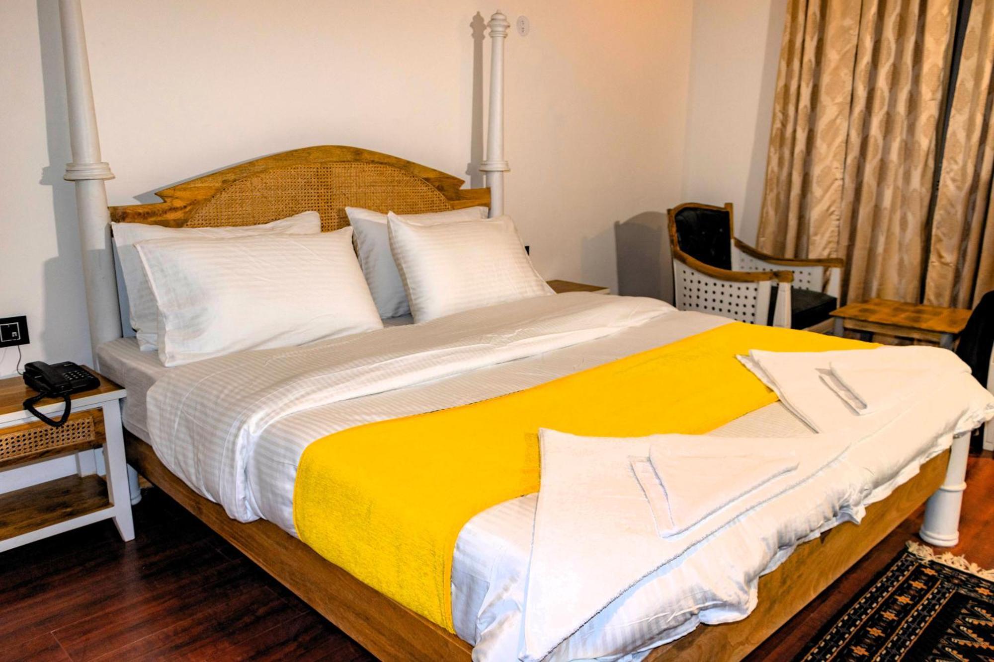 Hotel El Castello Лех Екстериор снимка