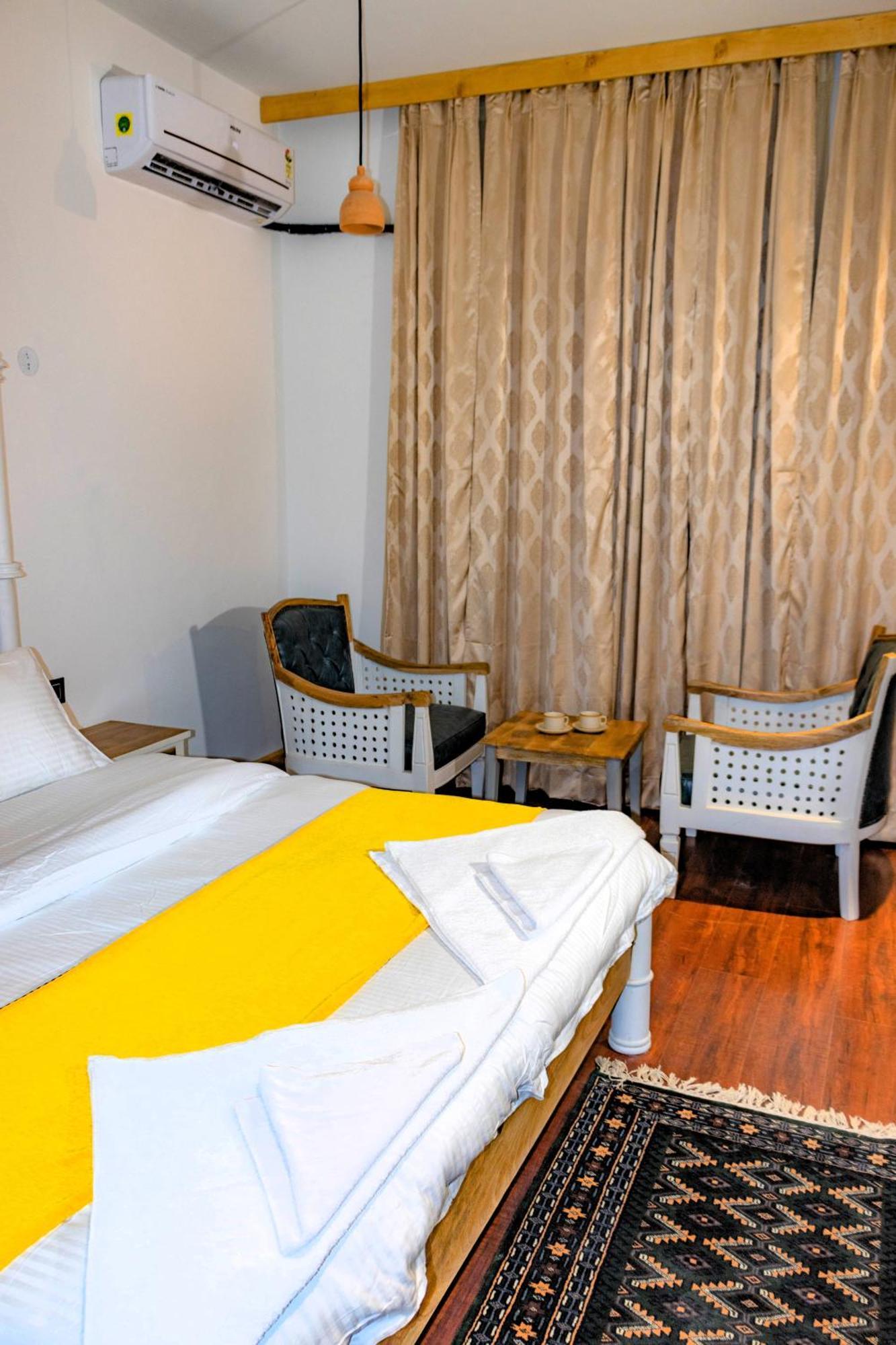 Hotel El Castello Лех Екстериор снимка