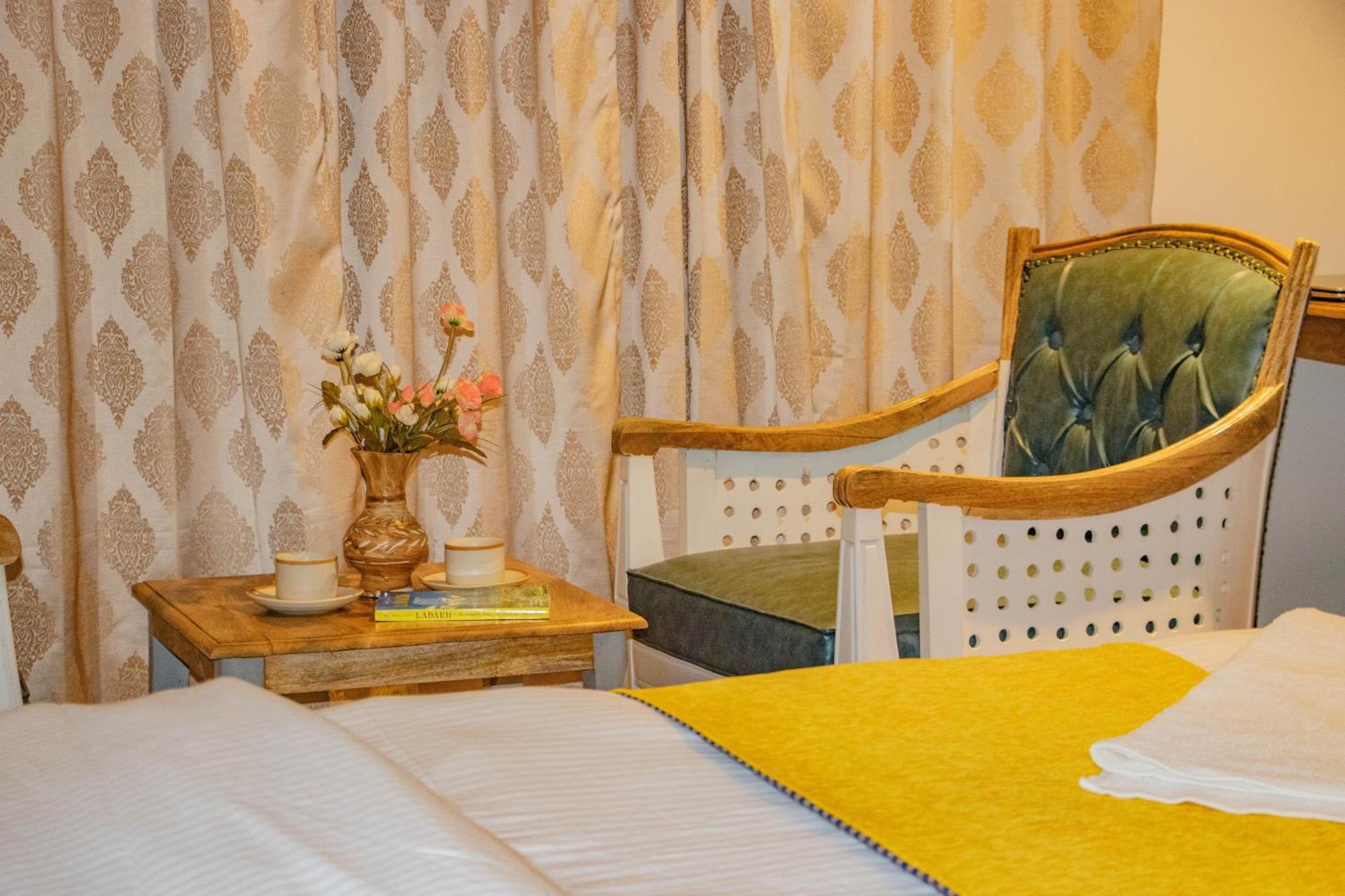 Hotel El Castello Лех Екстериор снимка