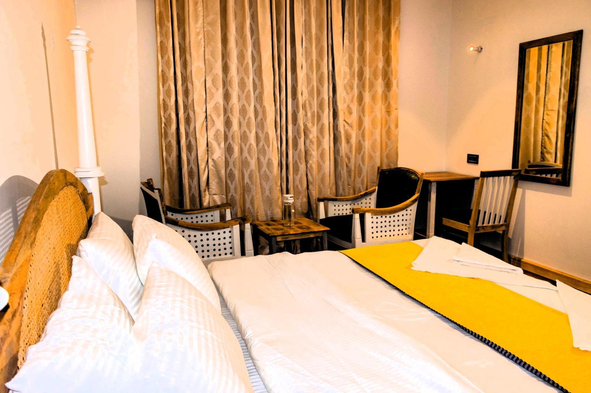 Hotel El Castello Лех Екстериор снимка
