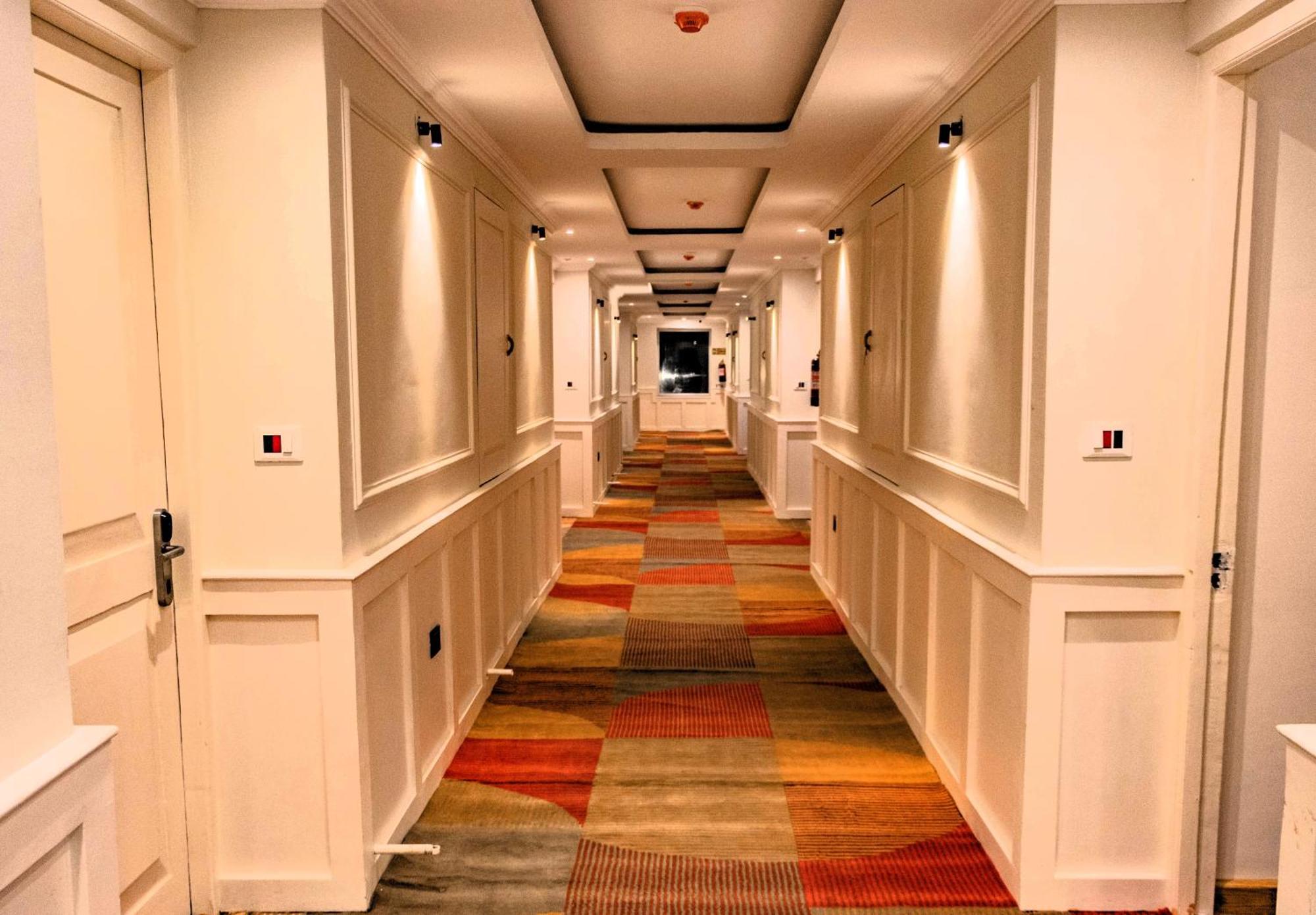 Hotel El Castello Лех Екстериор снимка